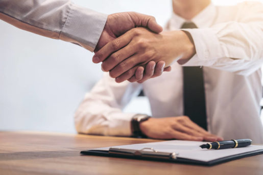 Myforexnews: broker agent and customer shaking hands.
