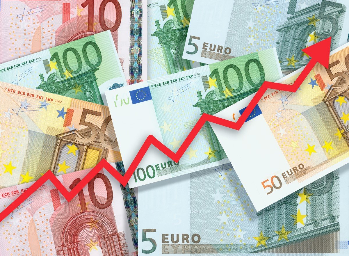 The Euro has the Fourth Month of Gains; Dollar has Losses