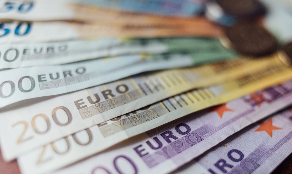 Euro to Dollar Exchange Rate Slips on Sour Market Mood