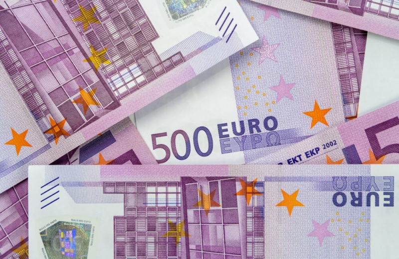 Euro Set for Biggest Monthly Drop Since mid-2019