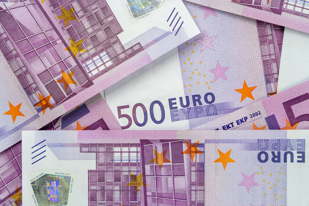 Euro Set for Biggest Monthly Drop Since mid-2019