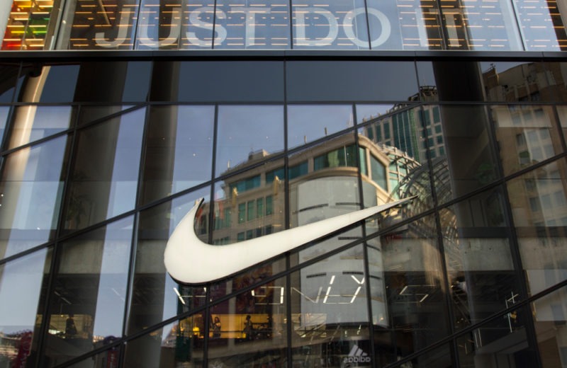 Nike Slips 2.5%, Firm Warns of Supply Chain Issues 