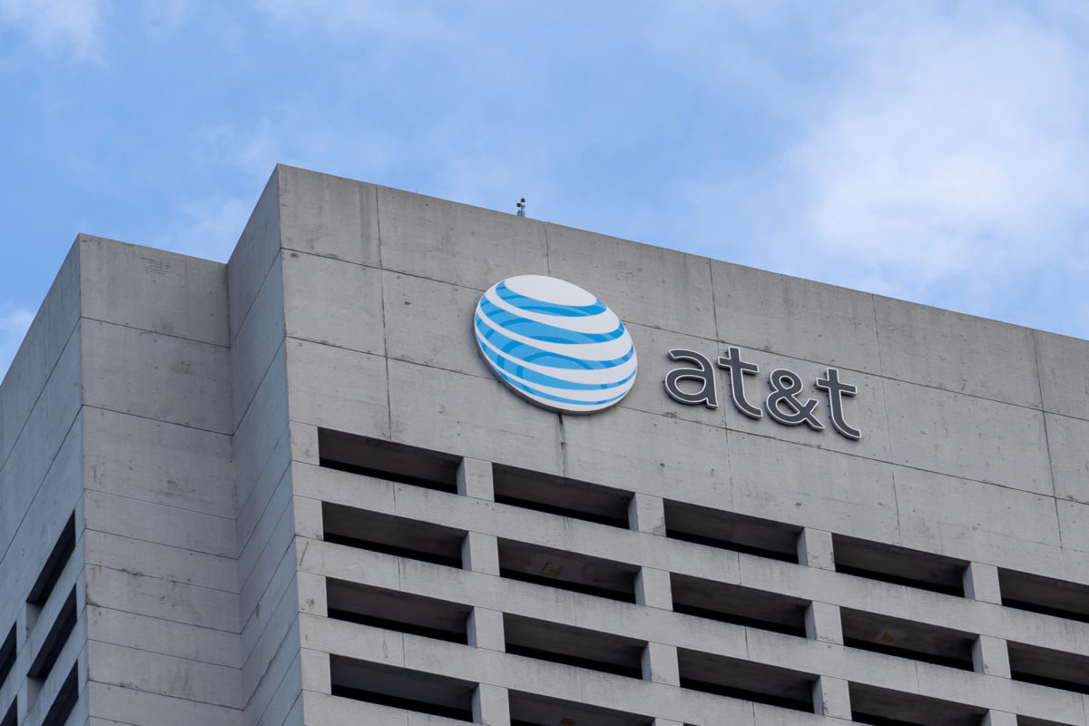 AT&T Beats Revenue Estimates, Phone Sales Up