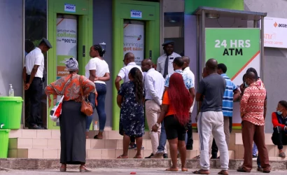 Les Nigérians font la queue aux distributeurs automatiques