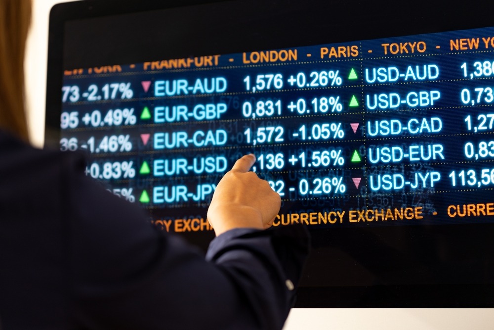 A strategy capitalizing on currency price differences